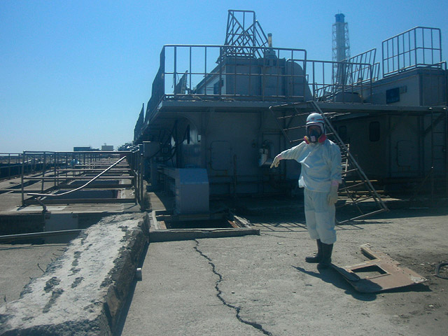 На втором энергоблоке аварийной японской АЭС "Фукусима-1" начата перекачка первых 700 тонн высокорадиоактивной воды из дренажных туннелей в герметичный резервуар пароконденсаторной системы