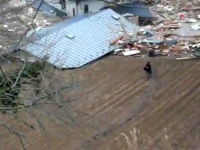 Спустя месяц после чудовищного удара стихии по северо-восточному побережью Японии появляются новые ужасающие видеокадры, сделанные очевидцами