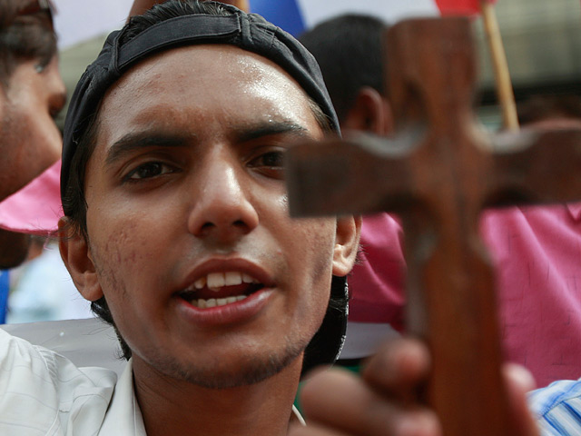 В Пакистане по обвинению в "богохульстве" арестован 40-летний христианин Ариф Масих. Мужчина обвиняется в том, что он якобы вырвал страницы из Корана и написал на них угрозы в адрес мусульман
