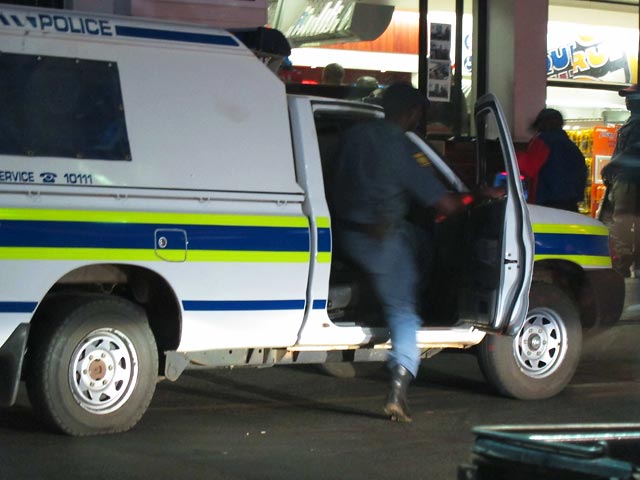 В столице Южно-Африканской Республики полиция арестовала двух владельцев мебельной фабрики, которые подвергли своих рабочих изнасилованию и другим жестоким унижениям