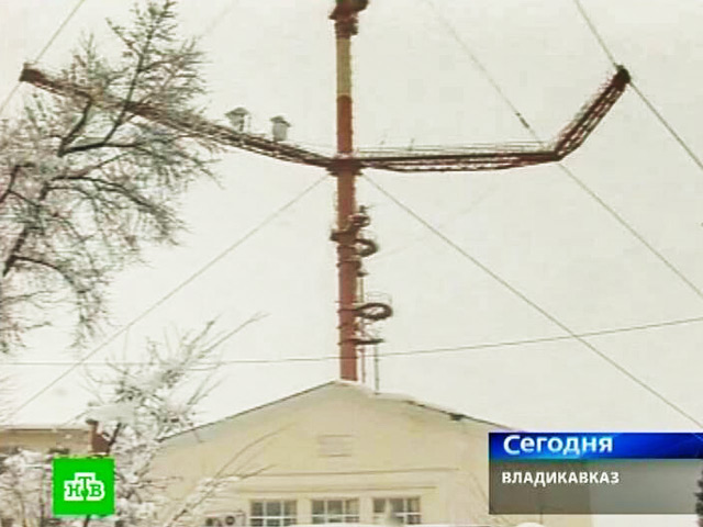 Во Владикавказе из-за продолжающегося третьи сутки снегопада появилась угроза обрушения 200-метровой телебашни и надувной кровли Ледового дворца