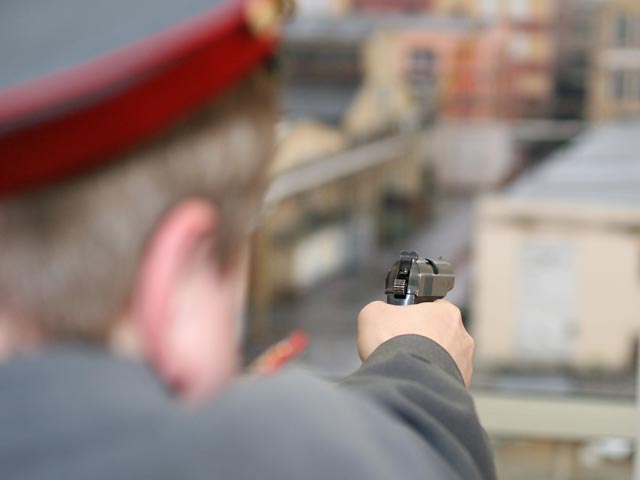 Сотрудники правоохранительных органов Кабардино-Балкарии вечером в среду в Нальчике застрелили мужчину, обстрелявшего автомашину с милиционерами