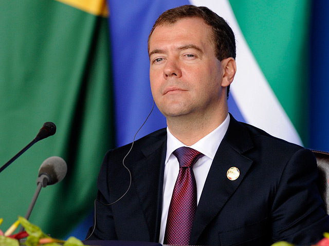 Президент Дмитрий Медведев, общаясь с российскими журналистами после саммита БРИКС в Китае, заявил, что хотел бы, чтобы некоторые его поручения, которые вытекают из "магнитогорских тезисов" по модернизации, выполнялись "не рассусоливая"