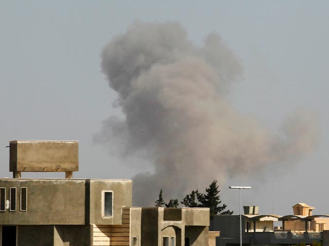 Близ резиденции Каддафи снова гремят взрывы