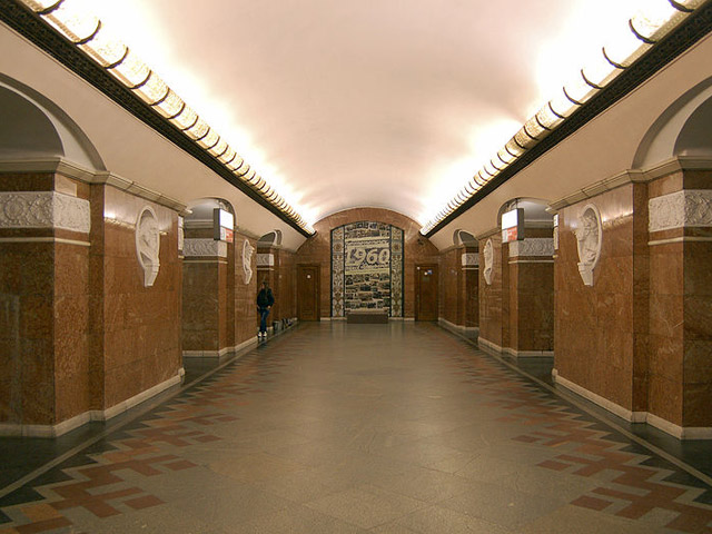 Станция метро "Университет" в Киеве закрыта на вход и выход. Там выставлено оцепление милиции