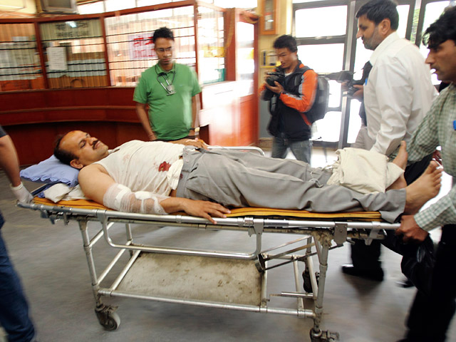 В 8:50 14 апреля консул проезжал на мотоцикле мимо поликлиники Basundhara в Катманду, когда двое мужчин открыли по нему огонь