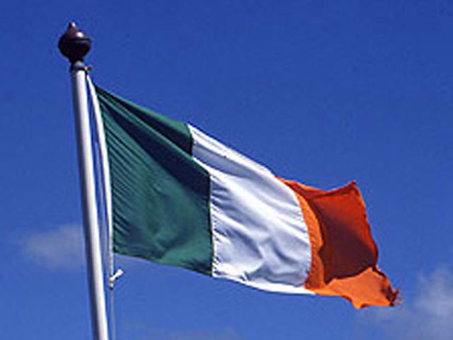 Рейтинговое агентство Moody's Investors Service в пятницу снизило рейтинги Ирландии по долговым обязательствам сразу на две ступени - с "Ваа1" до самого низкого рейтинга инвестиционного уровня "Bаа3"