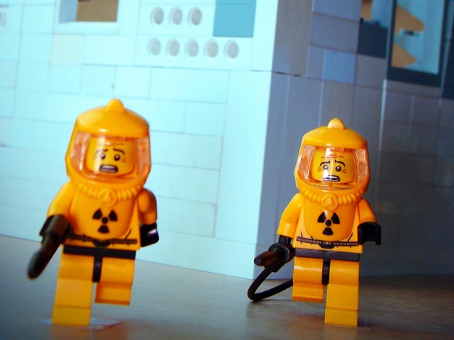 На рынок Германии поступили изготовленные знаменитой компанией LEGO фигурки человечков в форме ликвидаторов атомной катастрофы. Они одеты в желтый костюм радиационной защиты, их лица искажены страхом