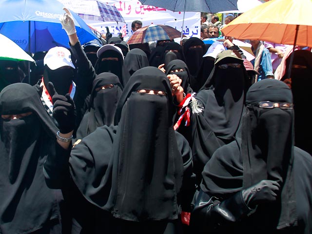 В Сане тысячи женщин потребовали от президента Йемена уйти в отставку