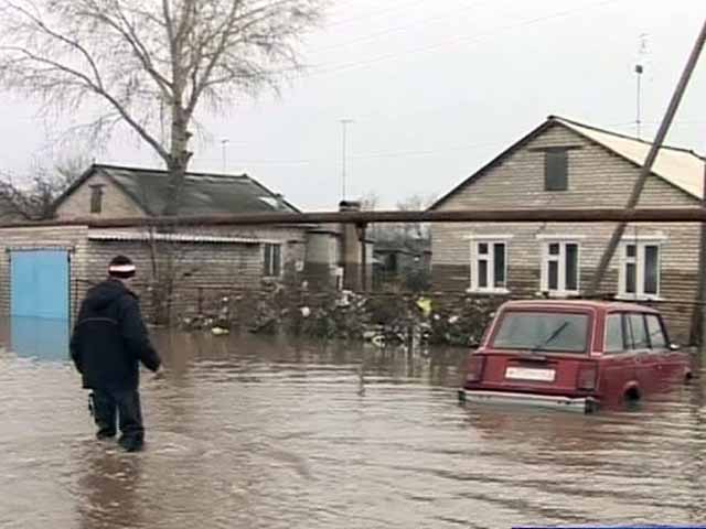 Режим ЧС введен в пяти районах Саратовской области. Жители 32-х деревень, где проживают более восьми тысяч человек, из-за наводнения оказались отрезаны от областного центра