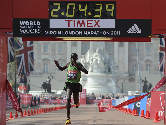 В условиях хорошей погоды кениец Эммануэль Мутай показал лучшее время в истории ежегодного Лондонского легкоатлетического марафона