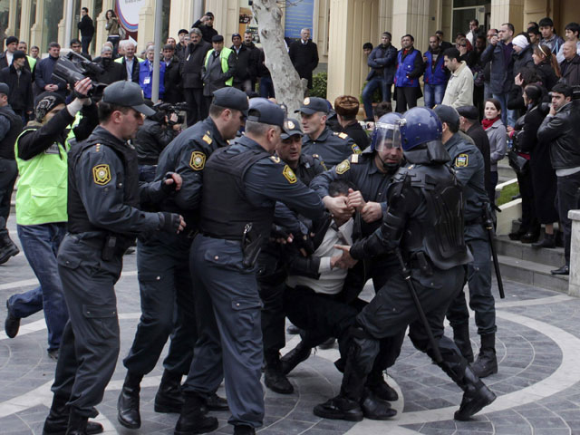Полиция задержала 65 участников несанкционированной акции в Баку 