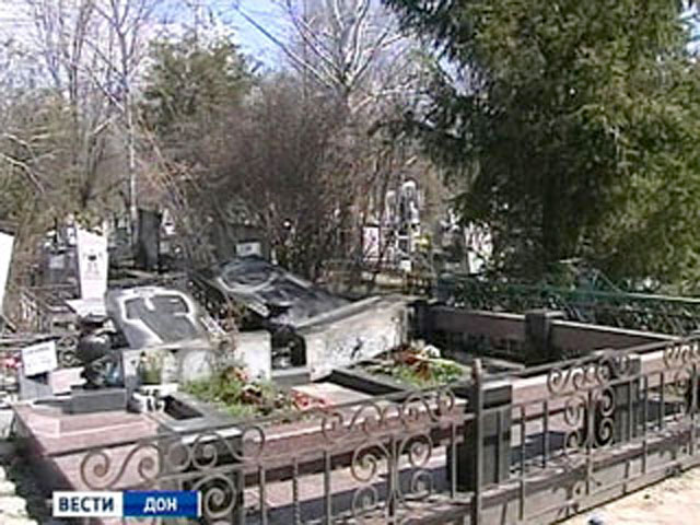 Десятки захоронений осквернены неизвестными на Северном кладбище в городе Ростове-на-Дону