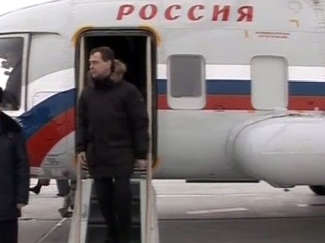 Президент России Дмитрий Медведев, вернувшись в Москву из рабочей поездки в Китай и Иркутскую область, решил не усложнять из без того непростую транспортную ситуацию в столице и добрался из аэропорта до резиденции в Горках на вертолете