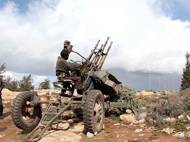 Правительственные силы Ливии обстреливают контролируемый мятежниками район аль-Джабаль аль-Гарби к юго-западу от столицы Триполи, за последние двое суток погибли более ста человек