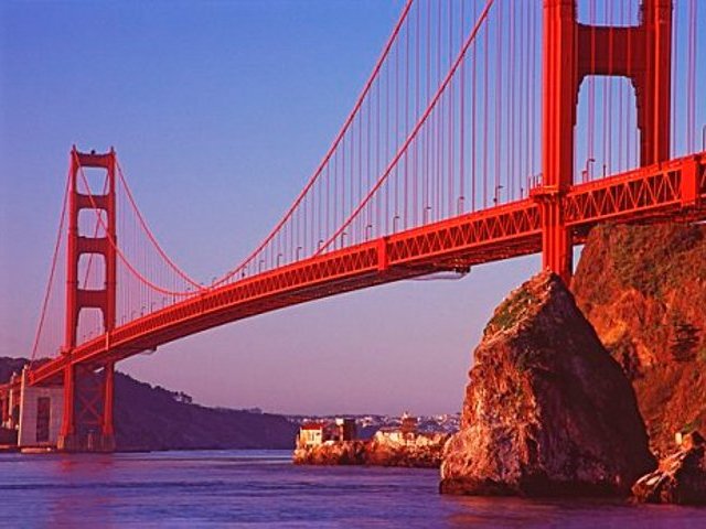 Шестнадцатилетняя девушка осталась в живых после падения с моста "Золотые ворота" в воду залива Сан-Франциско