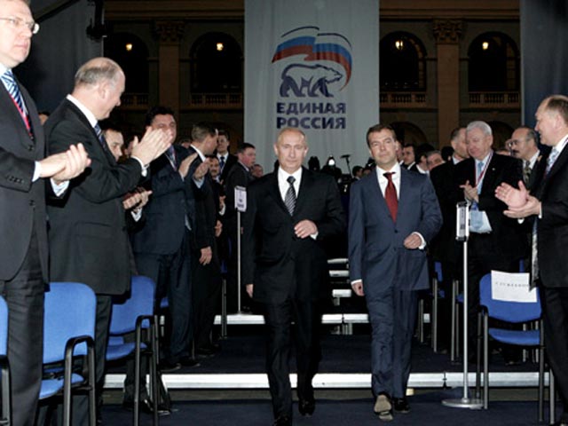 Партия "Единая Россия" в преддверии президентских выборов 2012 года продолжает колебаться относительно того, кого из членов тандема она поддержит в качестве кандидата