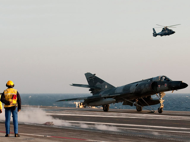 Франция как одна из стран-инициаторов нынешней военно-воздушной миссии, разрешенной резолюцией Совета Безопасности ООН, заявила, что без наземной дислокации Запад рискует увязнуть в Ливии
