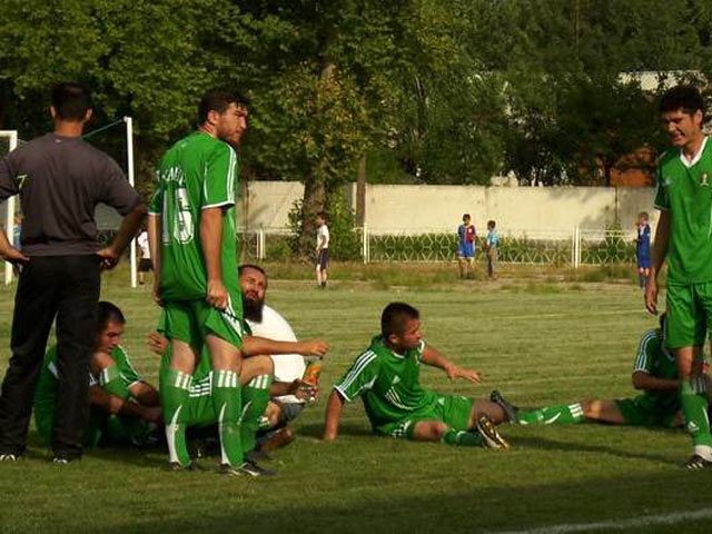 Одного из ведущих футболистов Таджикистана не пускают на поле из-за бороды