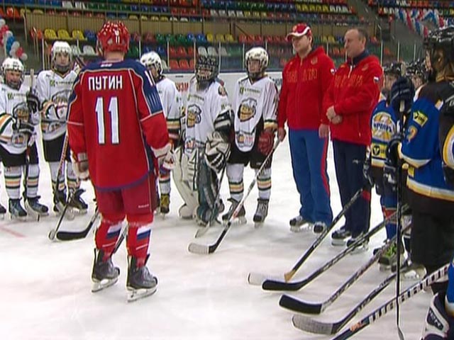Путин принял участие в тренировке детских хоккейных команд, 16 апреля 2011 года