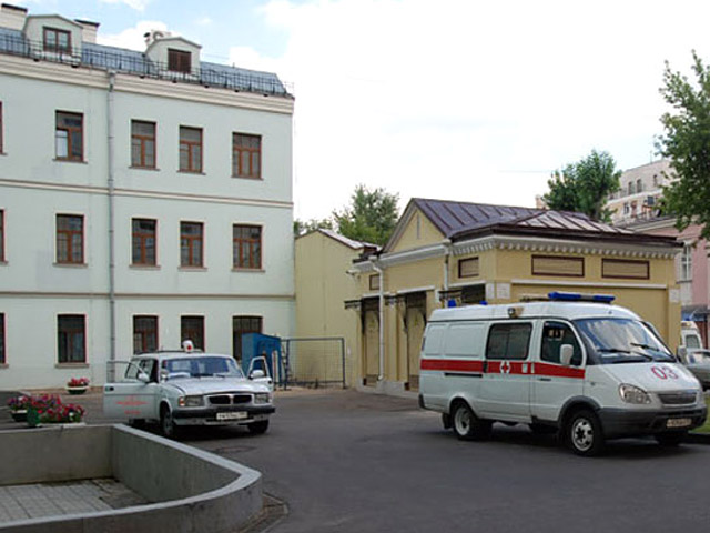 Странный инцидент произошел у дверей Московского НИИ детской хирургии и травматологии, директором которой является угодивший в опалу у Минздравсоцразвития Леонид Рошаль