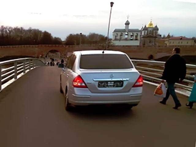 Автомобиль Nissan посреди дня заехал на пешеходный мост рядом с местным кремлем