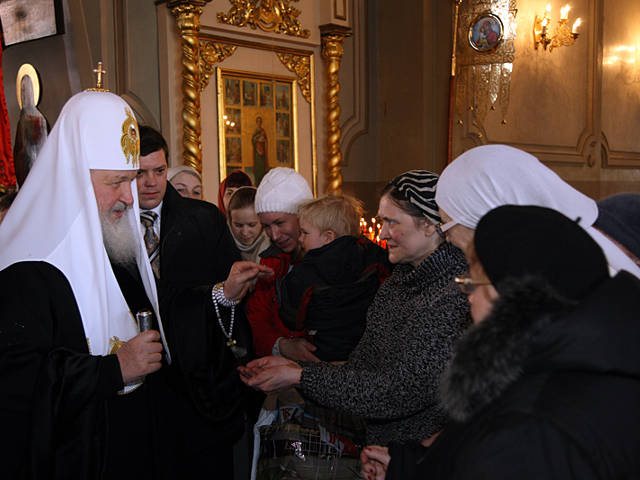 Посещая храмы, Предстоятель Русской Церкви освящал куличи, пасхи и крашеные яйца и благословлял прихожан
