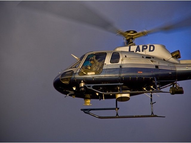 Неизвестные обстреляли полицейский вертолет, совершавший патрульный вылет в небе над Лос-Анджелесом