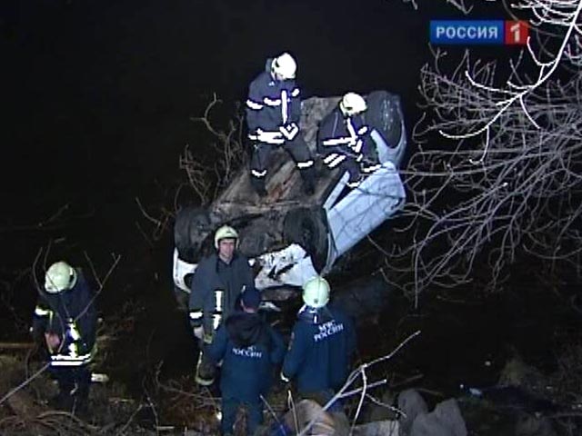 На набережной в центре Москвы в воскресенье поздно вечером произошла авария, в результате которой автомобиль Ford пробил гранитный парапет и рухнул в Москва-реку