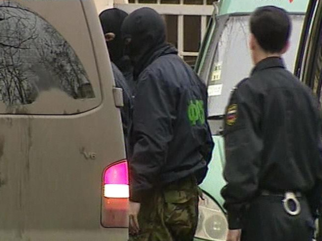 В Волгоградской области сотрудники Федеральной службы безопасности и Интерпола задержали мужчину, объявленного в розыск в Западной Европе. Его подозревают в серии убийств и в связях с организованной преступной группировкой