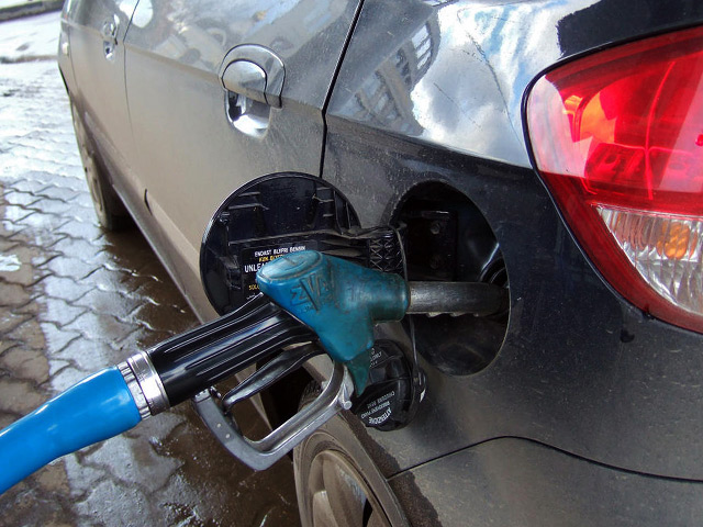 В Алтайском крае продажа бензина на одних АЗС ограничена, на других топливо резко подорожало