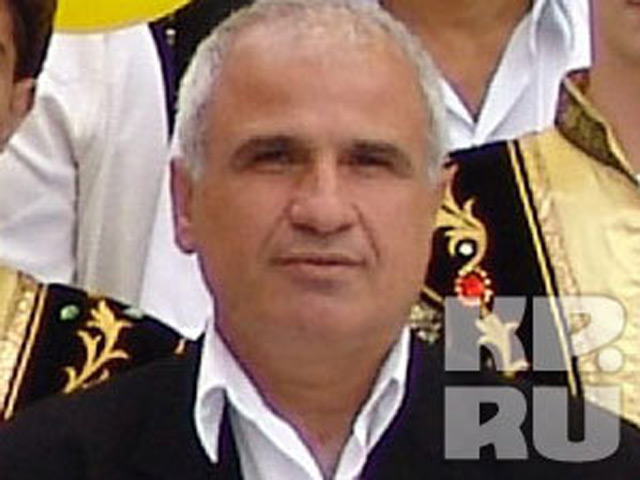 Труп директора ООО "Арзу" Арифа Шахвердиева был найден в его собственном кафе. Установлено, что потерпевший скончался от множественных ножевых ранений