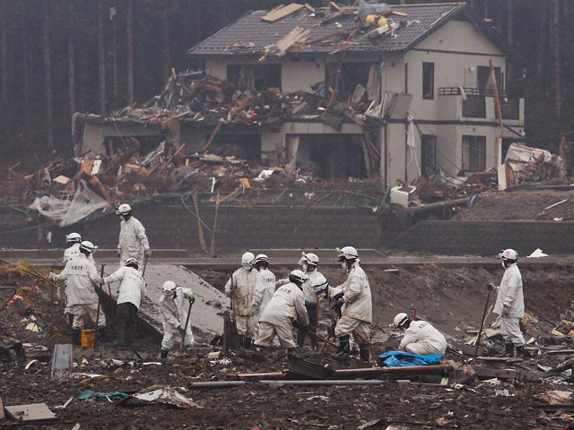 В развалинах и болотах Японии ищут 12 тысяч жертв цунами - тела уже вряд ли можно будет опознать