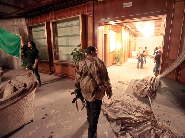 Страны НАТО начали бомбардировки резиденции ливийского лидера Муаммара Каддафи, где, предположительно, скрывается он сам вместе со своей семьей