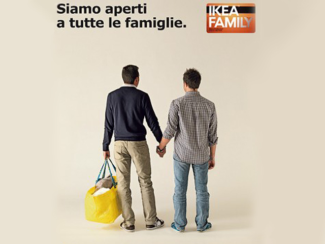 Реклама, на которой двое мужчин стоят спиной к зрителю, взявшись за руки, а внизу написано: "Мы открыты всем семьям", была подготовлена к открытию пункта продаж IKEA в Катании еще месяц назад
