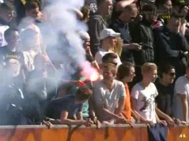 Во время футбольного матча в Швеции судья подорвался на фейерверке