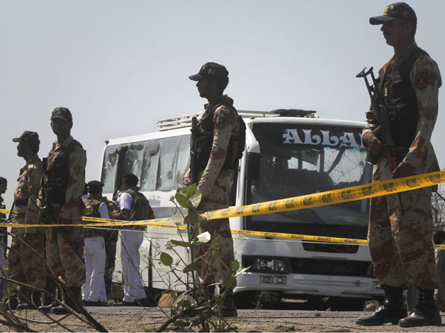 В Пакистане байкеры сожгли туристический автобус вместе с женщинами и детьми: 15 погибших