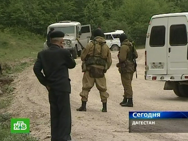 Саперы УФСБ России по Дагестану обезвредили во вторник два мощных взрывных устройства на дороге в горном районе республики