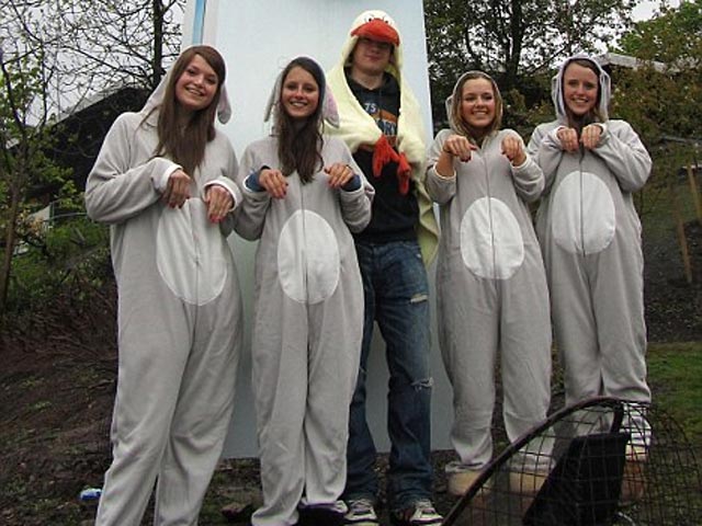 Подростков, нарядившихся пасхальными зайцами, не пустили в Эдинбургский зоопарк, чтобы не пугать животных