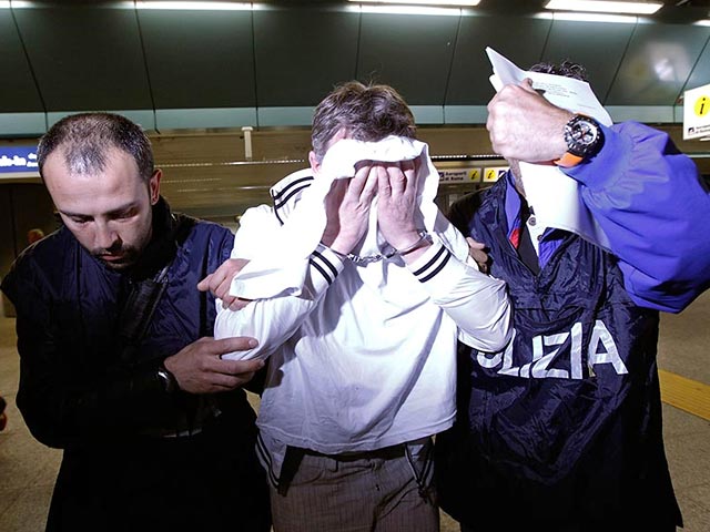 Суд итальянского города Чивитавекья решил арестовать казахстанца - советника представительства Казахстана при ЮНЕСКО Валерия Толмачева, который пытался захватить в воскресенье вечером самолет Alitalia