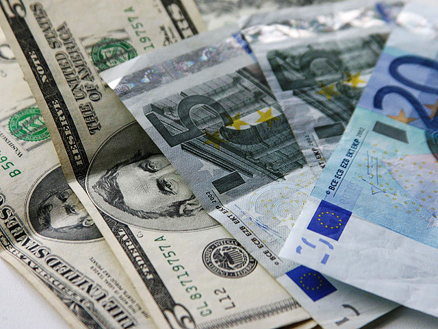 Рубль снова укрепился к бивалютной корзине. Ее стоимость уменьшилась на 7 копеек и составила 33,54 рубля по сравнению с 33,61 рубля во вторник