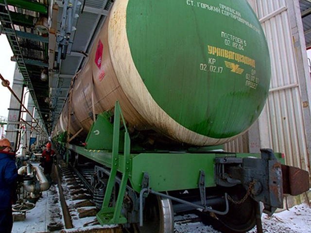 Компания "Газпром нефть" в связи с топливным кризисом направила дополнительно 5 тысяч тонн моторного топлива в Алтайский край