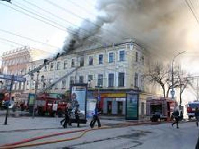 В центре Саратова вспыхнул сильный пожар в гостинице "Европа", есть погибшие - найдены тела двух человек. Еще двое пострадали
