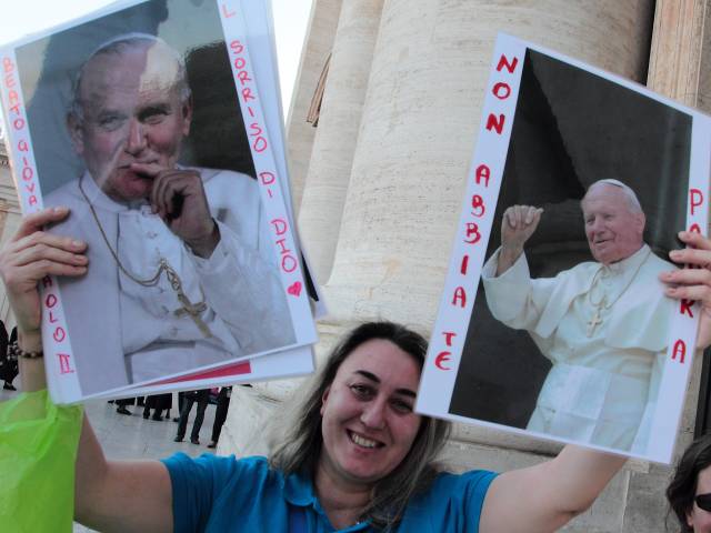Во время празднования беатификации Иоанна Павла II в Ватикане будут экспонироваться сосуды с его кровью