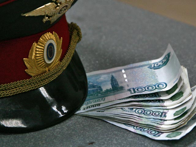 Оперативники в Приморье с поличным задержали полицейского, который вымогал 100 тысяч рублей у местного предпринимателя, обещая не возбуждать против коммерсанта дело о неуплате налогов