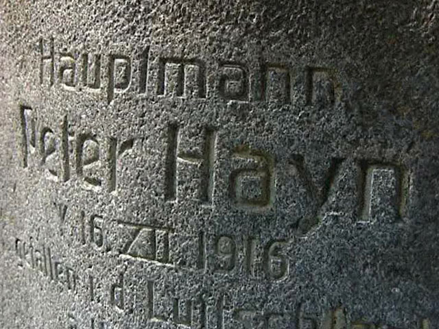 Согласно надписи на монументе, пилот Люфтваффе погиб в бою в начале 1944 года