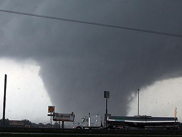 Растет число жертв штормового циклона, который обрушился в последние дни на южные штаты США