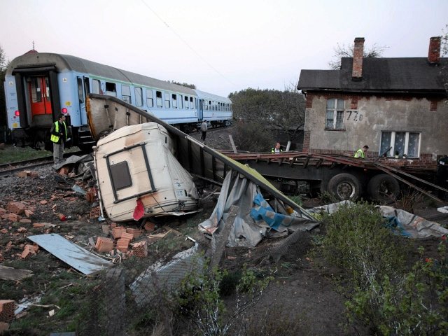 На севере Польши в результате столкновения поезда с грузовиком погибли два человека и 25 ранены