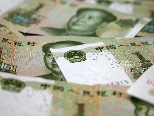 Курс китайского юаня по отношению к доллару в ходе торгов в пятницу впервые с 1993 года преодолел уровень в 6,5 юаня за доллар США и достигал отметки 6,4920, укрепившись с начала месяца на 0,9%