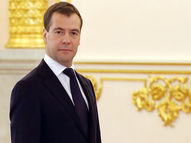 Президент Медведев, напротив, показал себя скорее в роли "неудачника", заранее настроенного на поражение. Но интрига сохраняется